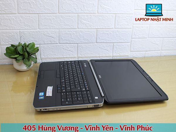 Bản lề laptop thiết kế với độ mở 180 độ